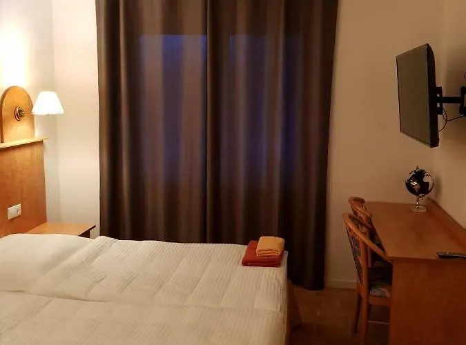 فندق Krone Ug 3*